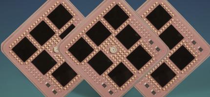 Jeder dieser drei z10-Prozessoren verfügt über jeweils 20 Kerne, 60 Mibyte L2-Cache und 48 MiByte L3-Cache. (Bild: IBM)