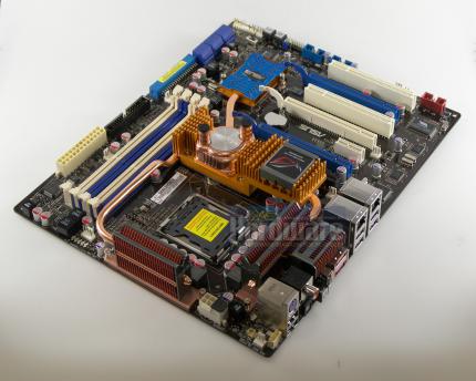 Asus Striker II Extreme: Auch diese 790i-Ultra-SLI Platine könnte beim Extreme-Overclocking für fehlerhafte Daten sorgen. (Bild: PCGH)