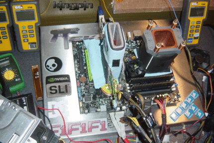 EVGA 9800GX2 auf 790i Ultra SLI Das Testsystem vorbereitet für Flüssigstickstoff (Bild: kingpin)