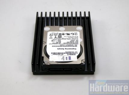 Die Platte ist mit vier Torx-Schrauben am Icepack befestigt und liegt nicht direkt auf - dennoch kühlt der Rahmen.