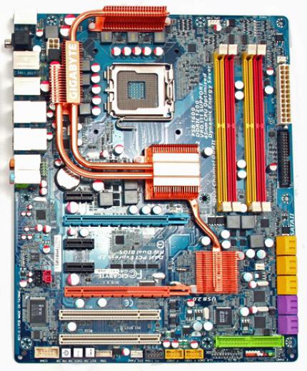 Im Gegensatz zum GA-EP45-DS3P versieht Gigabyte das GA-P45-DS5 mit einer aufwendigen Heatpipe-Kühlung, weitere Bilder finden Sie in der Galerie (Bild: Bit-tech.net)
