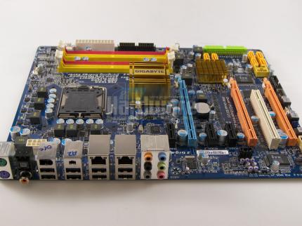 Gigabyte EP45-DS4: P45-Chipsatz auf Vorab-Platine (Bild: PCGH)