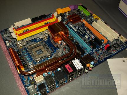 Hat der Intel P45 Probleme mit Crossfire oder ist nur der Catalyst 8.4 schuld?
Beispielhaft im Bild; Gigabytes EP45-DS5 mit P45-Chipsatz.