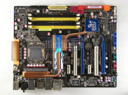 Asus P5Q Deluxe: DDR2-Bänke und drei Grafiksteckplätze (Bild: PCGH)