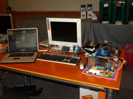 Mein Testplatz - ordentlich wie immer ;) (Bild: PCGH)