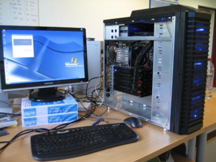 GPU-Supercomputer: Quad-9800GX2 mit acht G92-GPUs. Zur besseren Belüftung lassen die Forscher das Seitenteil geöffnet. (Bild: fastra.ua.ac.be)