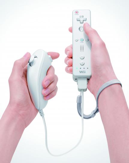 Hardware zum Anfassen: beidhändig. Mittels Bluetooth reagieren Wii-Spiele nicht nur auf Tastendrücke, sondern vor allem auf Bewegungen des Spielers. (Bild: Nintendo)
