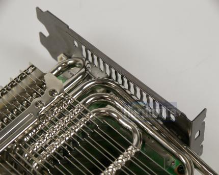 Auras Fridge: Der Abstand zwischen Heatpipes und Slotblende ist sehr gering