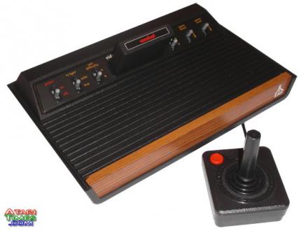 Ein frühes Atari-2600-Modell - der Mode der Siebziger entsprechend im Holz-Design. (Bild: ataritimes.com)