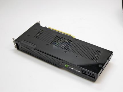Geforce GTX280 im PCGH-Test: Die Rückseite ist mit einer Metallabdeckung versehen. Im Test erreichen Teile der Karte an der Außenseite bis zu 65 Grad Celsius (Bild: PCGH)