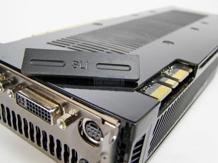 Geforce GTX280 im PCGH-Test: Hinter einer Plastickabdeckung verbergen sich die beiden SLI-Connectoren, die maximal drei Karten zusammenschalten (Bild: PCGH)
