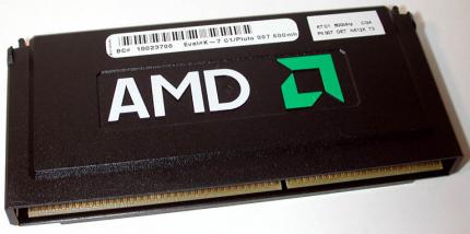 Der K7 alias Athlon (hier ein frühes Vorserienmodell) verwendete noch den Slot A, wechselte später aber zum kompakten Sockel A. (Bild: cpu-world.com)