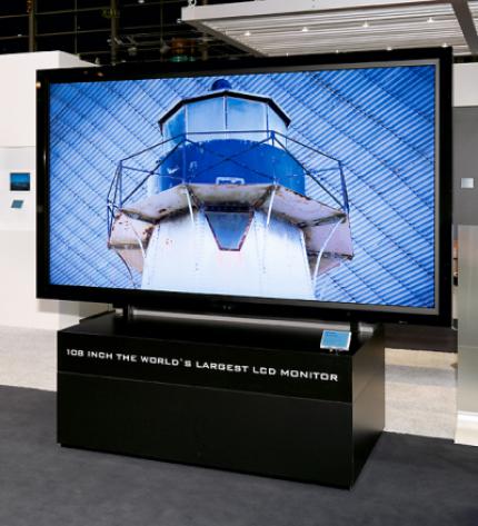 Der 108-Zoll-Bildschirm von Sharp bringt satte 195 Kilogramm auf die Waage. (Bild: golem)