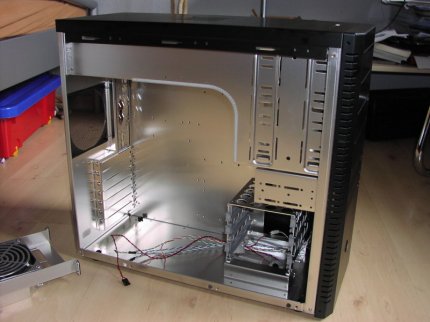 PC Games Hardware Extreme: 'Savas-91' hat mit seinem Lian Li PC G7 große Pläne. Das Gehäuse soll komplett modifiziert werden und Platz für eine Wasserkühlung bieten. Die Casemod befindet sich zwar noch im Bau, den bisherigen Fortschritt wollen wir Ihnen aber nicht vorenthalten. DIe Bilder finden Sie in dieser Galerie, die Kommentare zum Bau im Thread ....Lian Li.