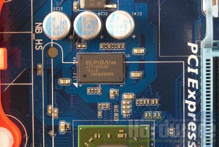Beim Gigabyte-Board kommt ein Sideport-Chip von Elpida mit 128 MiByte zum Einsatz. (Bild: PCGH)