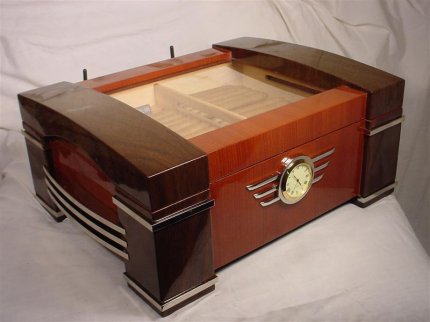 Ein PC im Bierkasten ist schon lange ein alter Hut, doch ein Heimserver in einem Humidor ist was neues. Auch wenn die Zigarren aufgrund der Abwärme recht schnell austrocknen dürften, ist dies trotzdem ein sehr elegantes Gehäuse. Gefunden haben wir dieses Kunstwerk übrigens bei Overclockers Australia. (Bild: Jeffrey Stephenson)