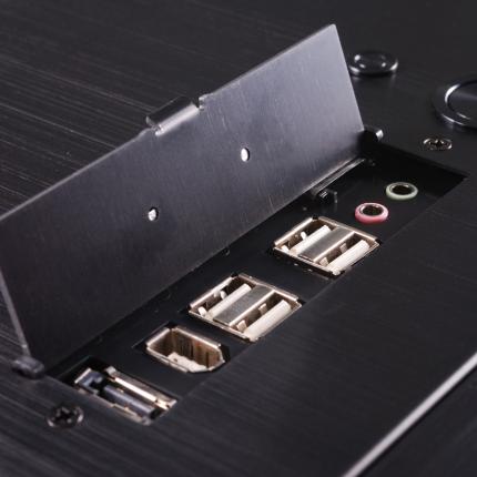 Das Front-Panel stellt eSATA-, Firewire- und USB-2.0-Ports zur Verfügung. (Bild: Lian-Li)