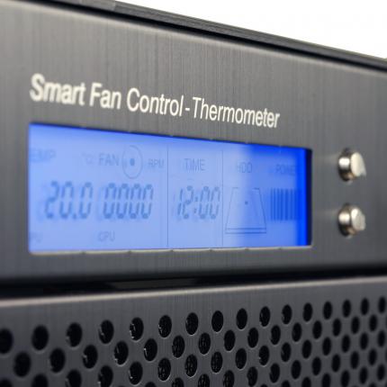 Über das Front-Display lassen sich drei Lüfter steuern. (Bild: Lian-Li)