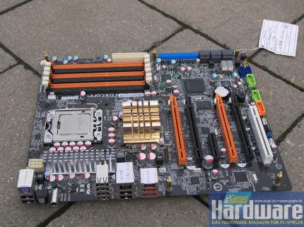 Foxconn Renaissance: X58, sechs Speicherbänke, vier Grafik-Slots. (Bild: PCGH)