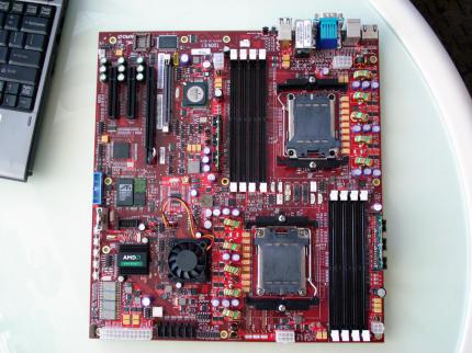 AMD zeigte am Rande des IDF einen Prototyp der kommenden Fiorano-Plattform. (Bild: tomshardware)