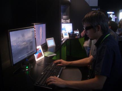 Nvidias 3D-Technik im Einsatz: Gut zu erkennen die verschobenen Bilder für
das rechte und linke Auge, die dem Betrachter durch die aktive Brille getrennt übermittelt und in dessen Gehirn zu einem 3D-Bild zusammen gesetzt
werden.
