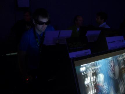 Nvidias 3D-Technik im Einsatz: Gut zu erkennen die verschobenen Bilder für
das rechte und linke Auge, die dem Betrachter durch die aktive Brille getrennt übermittelt und in dessen Gehirn zu einem 3D-Bild zusammen gesetzt
werden.
