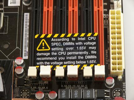 Asus P6T Deluxe: Ein Aufkleber warnt davor, mehr als 1,65 Volt Speicherspannung einzustellen. (Bild: PCGH)