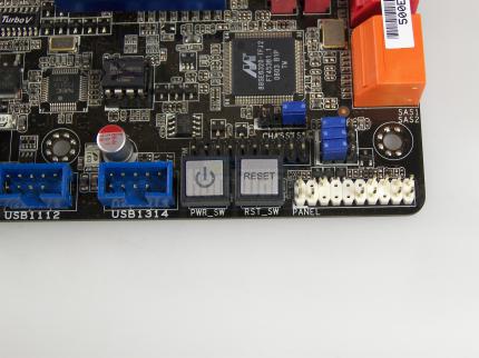 Asus P6T Deluxe: An/aus- sowie Reset-Schalter direkt auf der Platine (Bild: PCGH)
