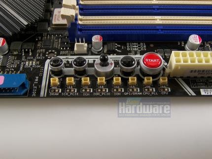 Asus Rampage II Extreme: Overclocking-Tasten und Messpunkte für die Spannungen (Bild: PCGH)