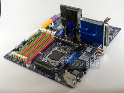 Gigabyte EX58-Extreme mit Kühlmodul und Vorab-Farbgebung (Bild: PCGH)