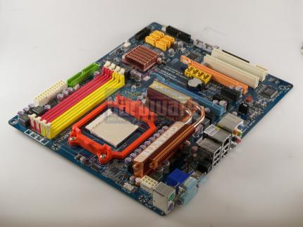 Unterstützt bereits den Phenom II: Gigabyte MA790GP-DS4H (Chipsatz: 790GX, Bild: PCGH)