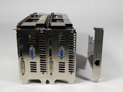 Größenvergleich: Palit HD 4870 X2 Revolution 700 und Gainward Rampage 700 'Golden Sample' mit einer Netzwerkkarte (Bild: PCGH)