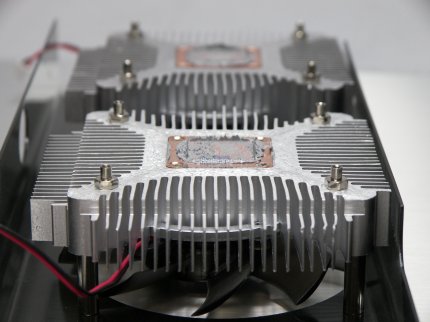 Sapphire Radeon HD 4850 X2, der Kühler: Erinnert er Sie auch an Intels Boxed-Kühler?