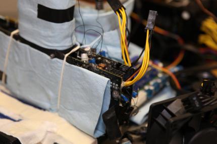 Die Geforce-GTX-295-Grafikkarten wurden aufwändig modifiziert und isoliert. (37)