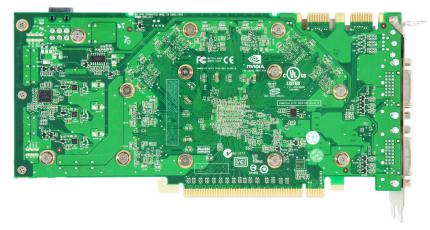 Geforce GTS 250 Rückseite - ein 'nach oben' gerichteter 6-Pin-PCI-Express-Stromanschluss lassen die 9 Inch lange Referenzkarte (ca. 23 Zentimeter) auch in beengten Gehäusen Platz finden.