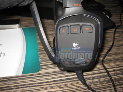 Logitech G35: An der linken Hörmuschel befinden sich drei Sondertasten, die Lautstärkeregelung, ein Knopf, mit dem Sie das Mikrofon stumm schalten und ein Schalter für die Surround-Effekte.