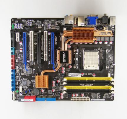 Zum Vergleich - das Nforce-780a-SLI-Board nutzt fast das gleiche Layout.