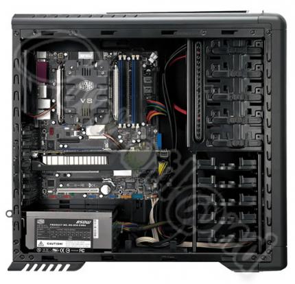 Cooler Master CM 690 Pure Black: Neue Auflage mit schwarzem Innenteil