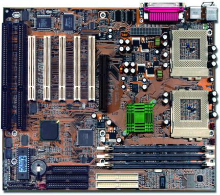 Abit BP6: Schon Jahre vor dem ersten SMT (Hyperthreading) und Dual-Core-Prozessoren erlaubt das Abit den Bau einer echten SMP-Maschine mit den beliebten Celeron 500.