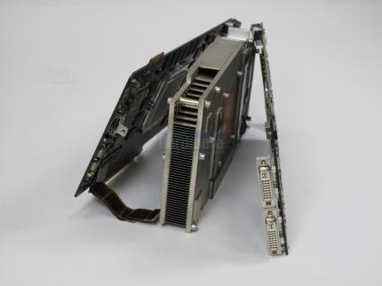 Asus Mars: Das PCGH-Explosionsbild. Der Kühler sitzt zwischen den zwei PCBs ('Sandwich'-Design).