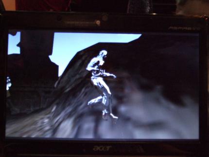 Quake Wars Raytraced: eine animierte Figur mit spiegelnder Oberfläche - sie erinnert an den T1000 aus dem Film Terminator 2, nur dass sie in Echtzeit gerendert wird.