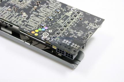 MSI Geforce GTX 275 Lightning: Die Stromversorgung ist über zwei 6-Pol-Anschlüsse gewährleistet.
