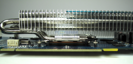 Sparkle Geforce 9800GT Coolpipe (2): Besonders hoch: Der Kühler von Auras.