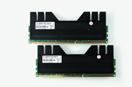 G.Skill Trident F3-12800CL8D-4GBTD: Das Trident-Kit ist für den DDR3-1600-Modus mit den Latenzen 8-8-8-21 bei 1,65 Volt vorgesehen. Damit lief es auf den im Test verwendeten Sockel-1156- und Sockel-AM3-Boards stabil, bei der AM3-Platine mussten wir nur die Spannung auf 1,75 Volt anheben. Alternativ ist der DDR3-1333-Modus mit 7-7-7-21 bei 1,65 Volt stabil.