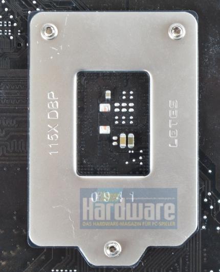 Zum Vergleich - MSI Big Bang Trinergy: Sockel-Backplate von LOTES