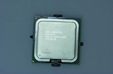 AMD Phenom II X4 965 BE: Mit 3,4 GHz ist der Phenom II X4 965 der am höchsten getaktete AMD-Prozessor. Der offene Multiplikator erlaubt eine weitere Steigerung der Taktfrequenz, im neuen C3-Stepping erreichten wir so fast 4 GHz. Achten Sie unbedingt auf das neue Stepping, mit dem die Verlustleistung noch im Rahmen bleibt (125 statt 140 Watt).