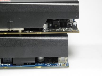 Vapor X 1.0 gegen 1.1: Das PCB der alten Karte (oben) ist einen Zentimeter länger als das der neuen (unten).