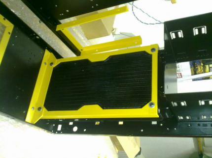 Lian-Li-Casemod in Bienen-Optik (45)