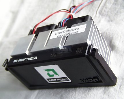 Slot-CPUs sind groß genug, um den Kühler direkt zu befestigen - das resultierende Modul kann schnell ein- und ausgesteckt werden, ist der Traum jedes CPU- und Mainboard-Testers.