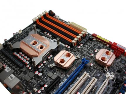  Heatkiller 3.0 NSB auf einem Asus P6T Deluxe. Obwohl die Befestigungslöcher von North- und Southbridge unterschiedlich positioniert sind, kann die gleiche Halterung verwendet und die Kühler passend ausgerichtet werden. Auf der CPU: Ein Heaktiller CPU 3.0